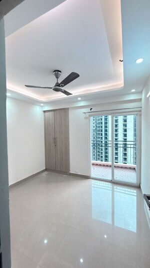 Room in 3 BHK Apartment at Amrapali Silicon City, Sector 76 – for Rent