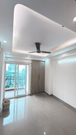 Room in 3 BHK Apartment at Amrapali Silicon City, Sector 76 – for Rent
