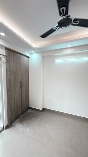 Room in 3 BHK Apartment at Amrapali Silicon City, Sector 76 – for Rent