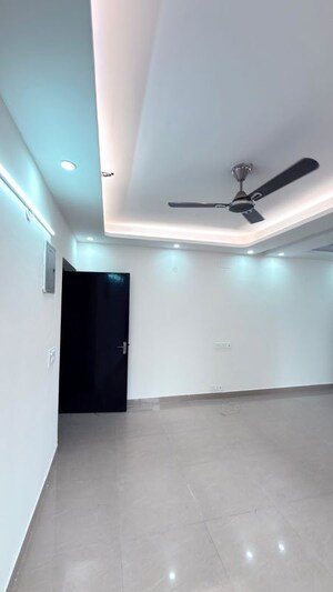 Room in 3 BHK Apartment at Amrapali Silicon City, Sector 76 – for Rent