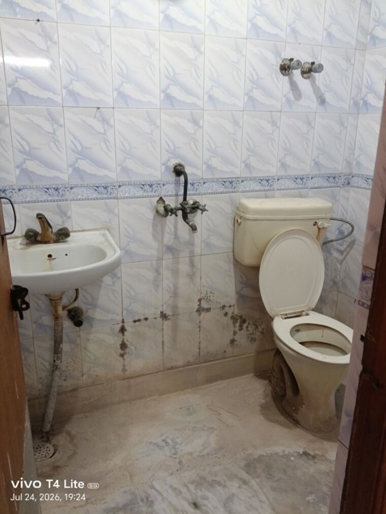 Bathroom, panchsheel vihar 1 Bedroom 50 Sq.Yd. Apartment In Panchsheel Vihar Delhi 10547299
