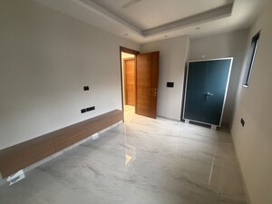 Room in 4 BHK Builder Floor at Sector 52 – for Rent