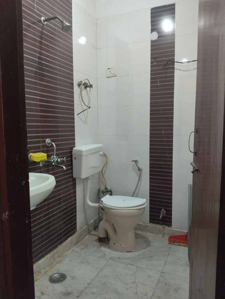 Bathroom, neb sarai 1 Bedroom 450 Sq.Ft. Builder Floor In Neb Sarai Delhi 10547386