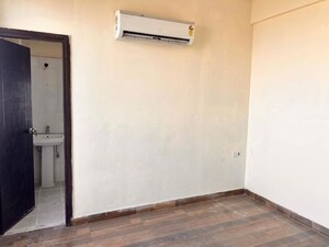Room in 3 BHK Builder Floor at Bindal Enclave, Phi Iv Greater Noida – for Rent