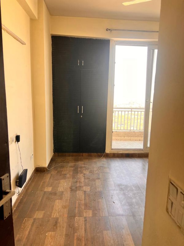 3 BHK + Servant Room 2000 Sq.Ft. Builder Floor in Bindal Enclave