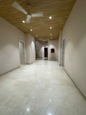 Room in 3 BHK Apartment at Indiabulls Sky Forest, Lower Parel – for Rent