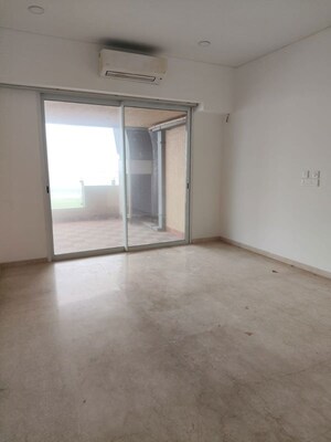 Room in 3 BHK Apartment at Lokhandwala Minerva Mahalaxmi, Mahalaxmi – for Rent