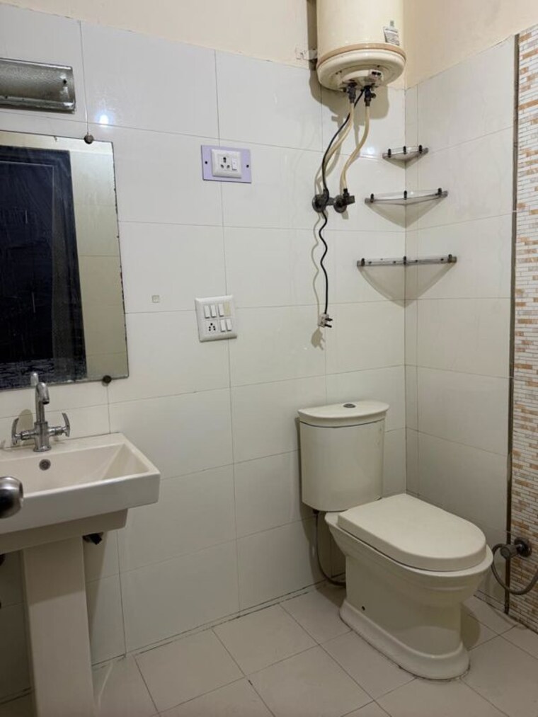 Bathroom, indrapuram 3 Bedroom 1500 Sq.Ft. Builder Floor In Indrapuram Ghaziabad 10547804