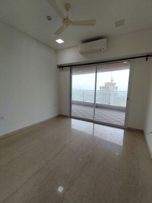 Room in 3 BHK Apartment at Lokhandwala Minerva Mahalaxmi, Mahalaxmi – for Rent