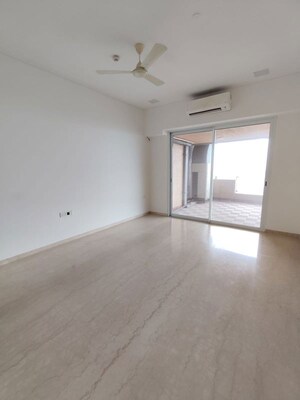 Room in 3 BHK Apartment at Lokhandwala Minerva Mahalaxmi, Mahalaxmi – for Rent