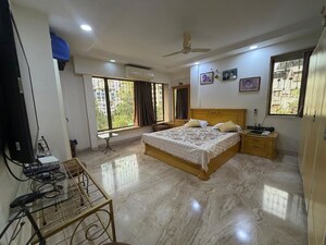Room in 3 BHK Apartment at Khar West – for Sale