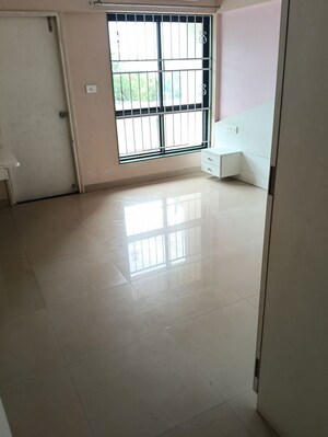 Room in 3 BHK Apartment at Raheja Vistas Phase 1, Mohammadwadi – for Rent