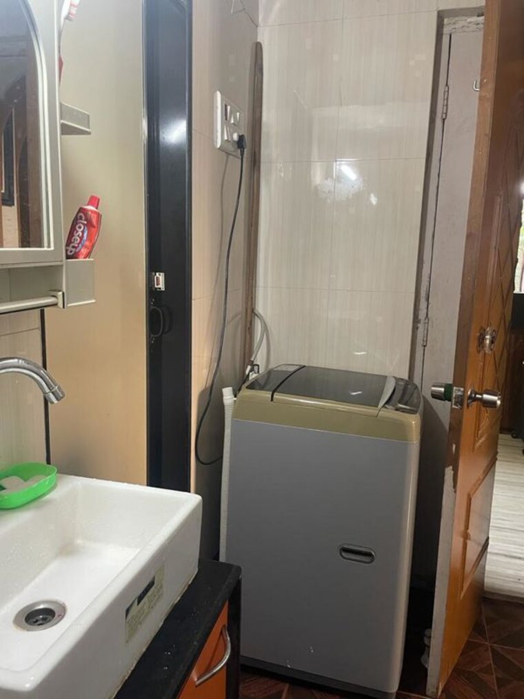 Bathroom, ambedkar-nagar-chs 1.5 Bedroom 550 Sq.Ft. Apartment In Worli Mumbai 10547858