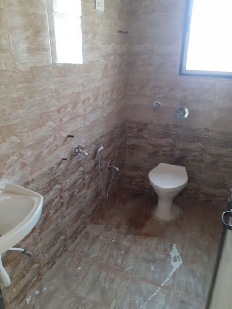 Bathroom, goregaon west 2 Bedroom 700 Sq.Ft. Apartment In Goregaon West Mumbai 10547886