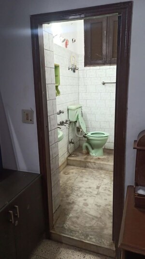 Washroom in 5 BHK Builder Floor at Saket – for Rent