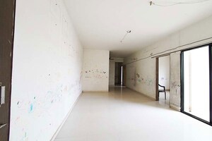 Room in 2.5 BHK Apartment at Gota – for Sale