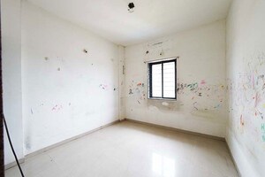 Room in 2.5 BHK Apartment at Gota – for Sale