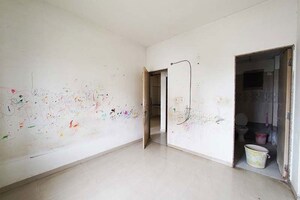 Room in 2.5 BHK Apartment at Gota – for Sale