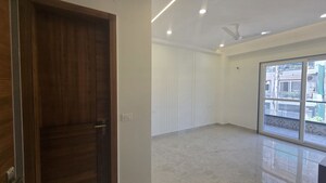 Room in 4 BHK Builder Floor at Sector 9a – for Rent