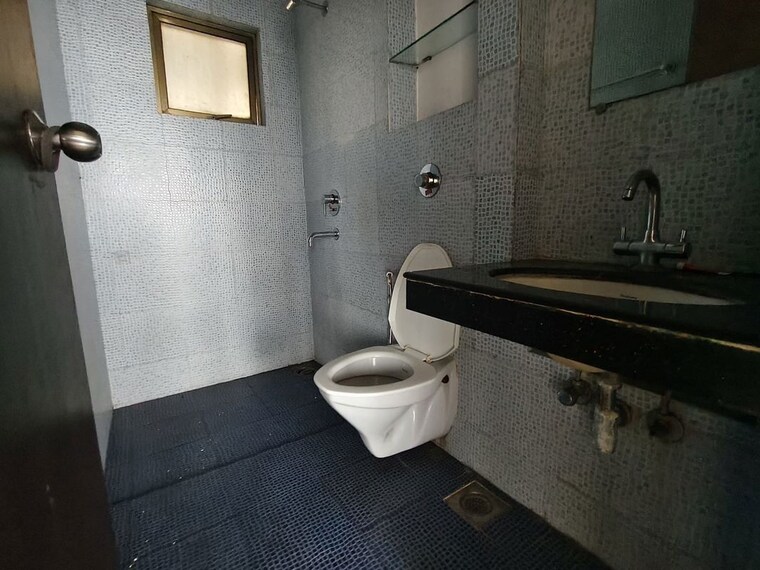 Bathroom, oberoi-realty-woods 2.5 Bedroom 1400 Sq.Ft. Apartment In Goregaon East Mumbai 10548026