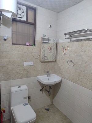 Bathroom in 2 BHK Builder Floor at Old Dlf – for Rent