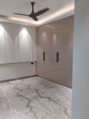 Room in 4 BHK Builder Floor at Green Park Extension – for Sale