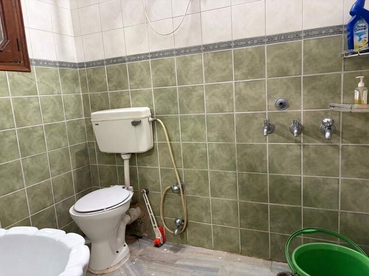 Bathroom, sector 44 3 Bedroom 1000 Sq.Ft. Builder Floor In Sector 44 Chandigarh 10548260
