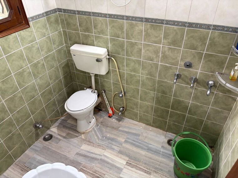 Bathroom, sector 44 3 Bedroom 1000 Sq.Ft. Builder Floor In Sector 44 Chandigarh 10548260