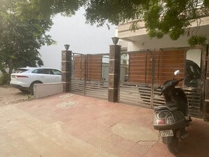 Parking in 4 BHK Builder Floor at Sector 10 – for Sale