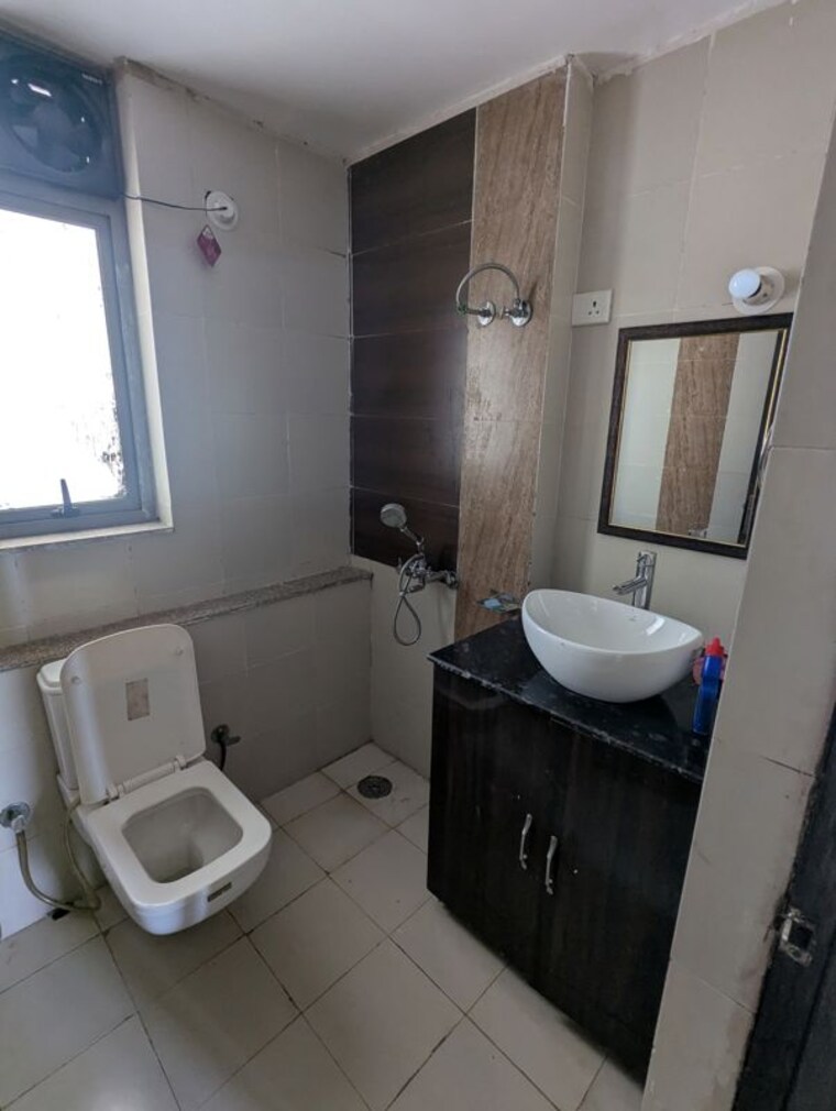 Bathroom, unitech-uniworld-gardens-2 2 Bedroom 975 Sq.Ft. Apartment In Sector 47 Gurgaon 10548311