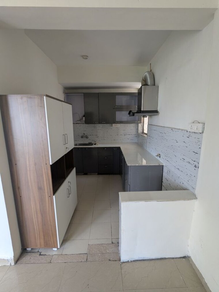 Kitchen, unitech-uniworld-gardens-2 2 Bedroom 975 Sq.Ft. Apartment In Sector 47 Gurgaon 10548311