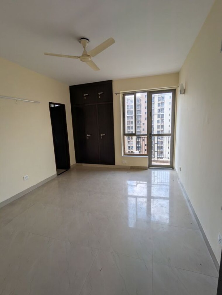 Room, unitech-uniworld-gardens-2 3 Bedroom 1350 Sq.Ft. Apartment In Sector 47 Gurgaon 10548359