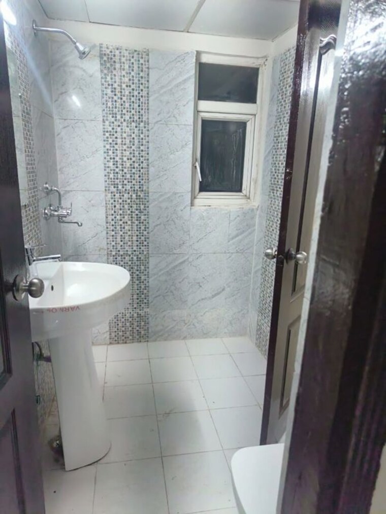 Bathroom, maxblis-white-house 3 Bedroom 1795 Sq.Ft. Apartment In Sector 75 Noida 10548396
