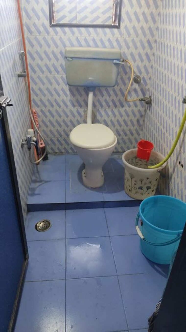 Bathroom, bindra-complex 1 RK 250 Sq.Ft. Apartment In Andheri East Mumbai 10548409