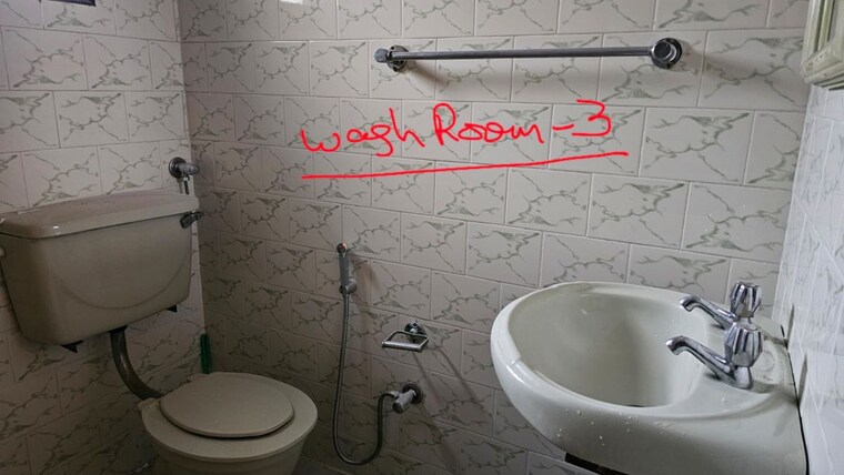 Bathroom, sector 47 3 Bedroom 1000 Sq.Ft. Builder Floor In Sector 47 Chandigarh 10548413