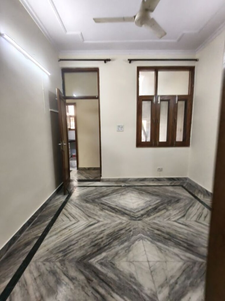 Room, sector 19 3 Bedroom 180 Sq.Mt. Independent House In Sector 19 Noida 10548570