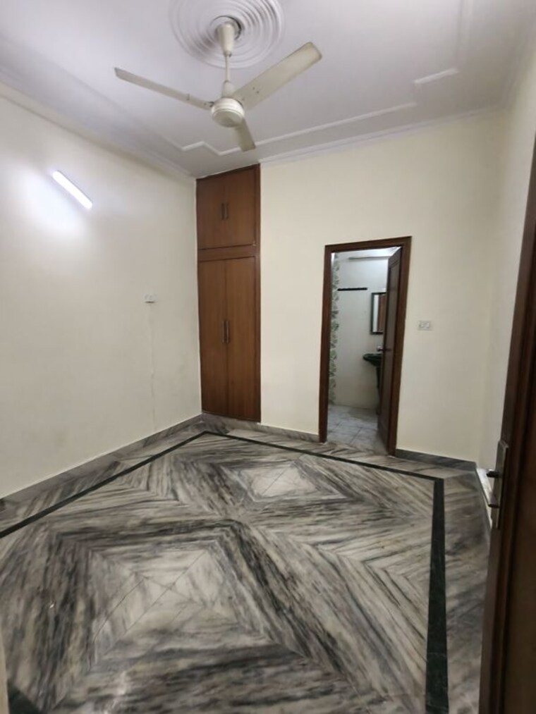 Room, sector 19 3 Bedroom 180 Sq.Mt. Independent House In Sector 19 Noida 10548570