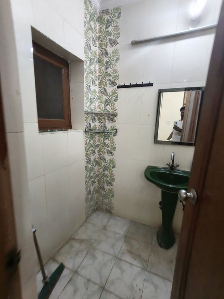 Bathroom, sector 19 3 Bedroom 180 Sq.Mt. Independent House In Sector 19 Noida 10548570