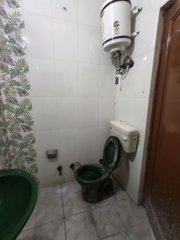 Bathroom, sector 19 3 Bedroom 180 Sq.Mt. Independent House In Sector 19 Noida 10548570