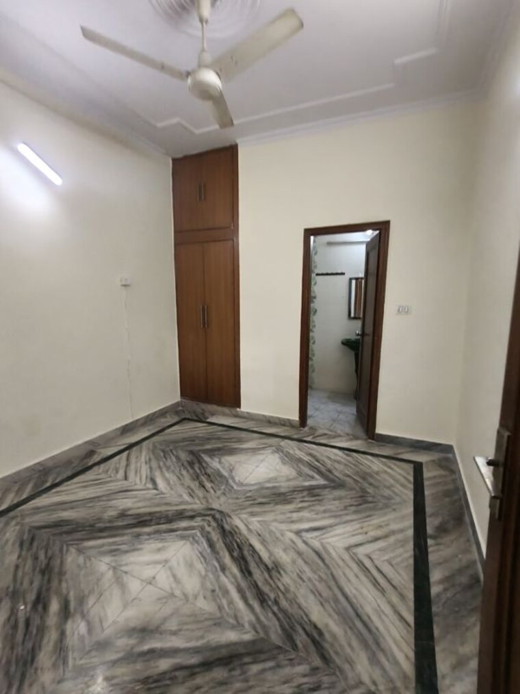 Room, sector 19 3 Bedroom 180 Sq.Mt. Independent House In Sector 19 Noida 10548570