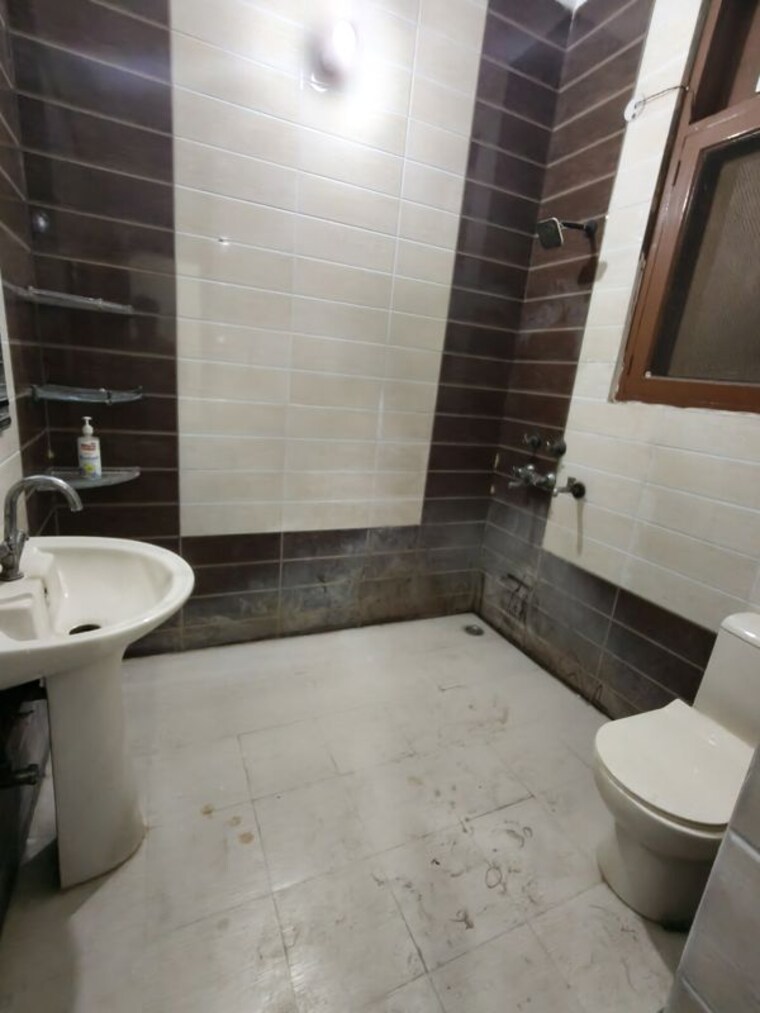 Bathroom, sector 19 3 Bedroom 180 Sq.Mt. Independent House In Sector 19 Noida 10548570