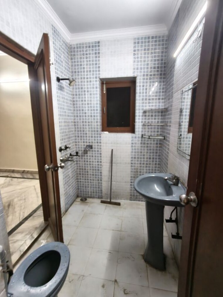 Bathroom, sector 19 3 Bedroom 180 Sq.Mt. Independent House In Sector 19 Noida 10548570