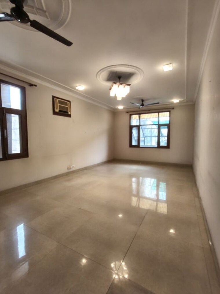 Room, sector 50 4 Bedroom 360 Sq.Mt. Independent House In Sector 50 Noida 10548624