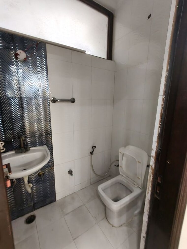 Bathroom, sector 50 4 Bedroom 360 Sq.Mt. Independent House In Sector 50 Noida 10548624