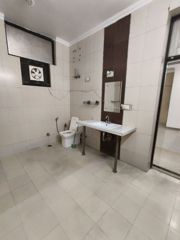 Bathroom, sector 50 4 Bedroom 360 Sq.Mt. Independent House In Sector 50 Noida 10548624