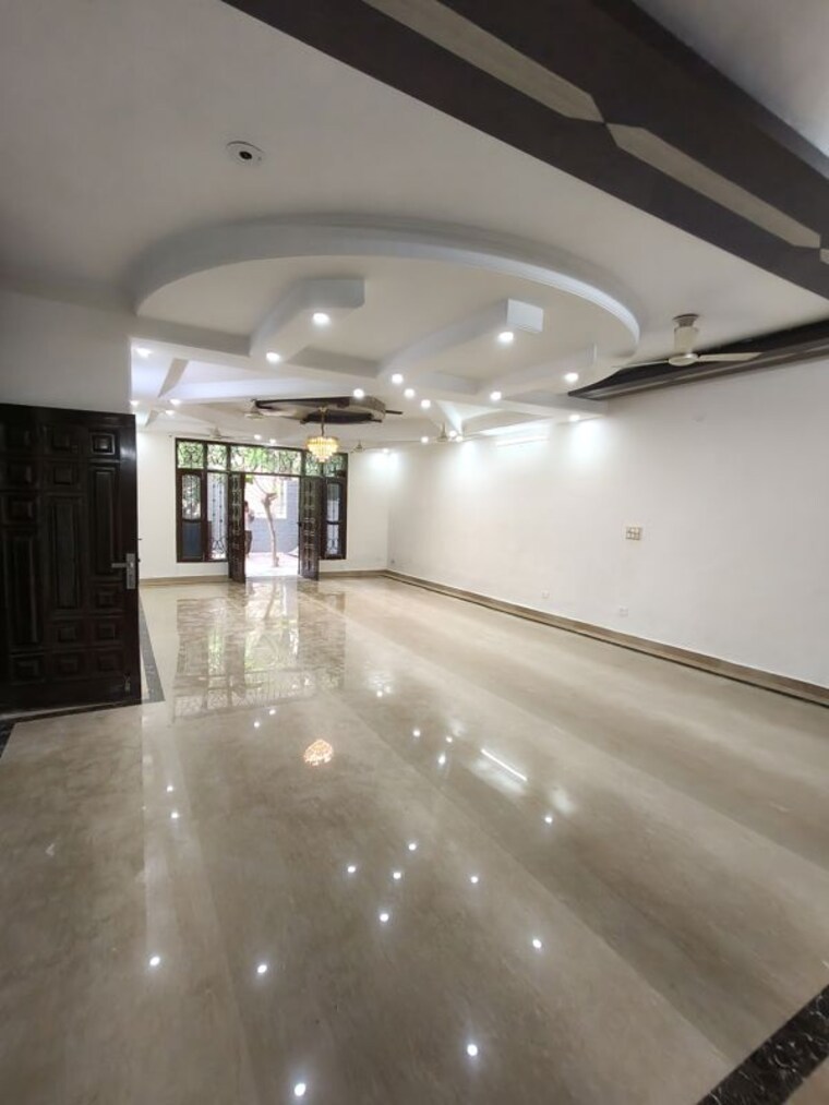 Room, sector 50 4 Bedroom 360 Sq.Mt. Independent House In Sector 50 Noida 10548624