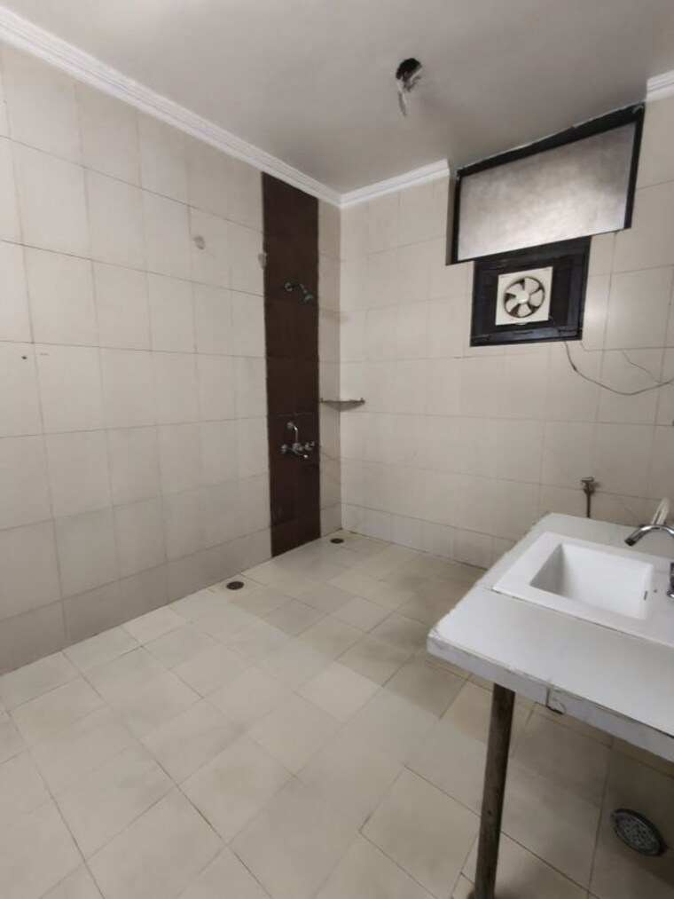 Bathroom, sector 50 4 Bedroom 360 Sq.Mt. Independent House In Sector 50 Noida 10548624
