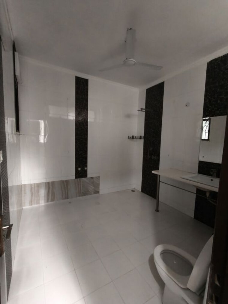 Bathroom, sector 50 4 Bedroom 360 Sq.Mt. Independent House In Sector 50 Noida 10548624