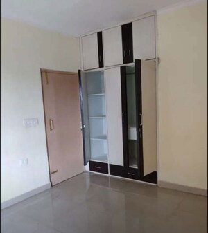 Room in 3 BHK Apartment at Hazratganj – for Rent