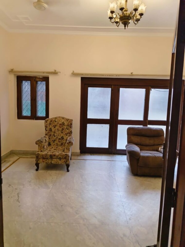 Room, sector 41 2 Bedroom 180 Sq.Mt. Independent House In Sector 41 Noida 10548681